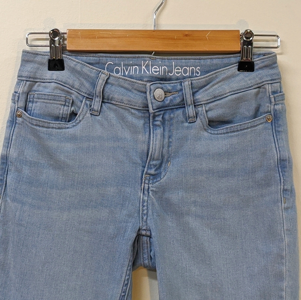 Calvin Klein relaxed fit size 2 Mid-Rise Denim